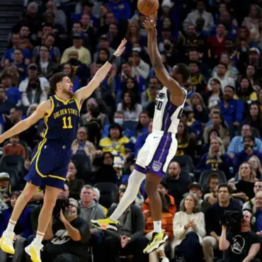 Barnes shines as Kings hold off Warriors, Lakers top Bulls